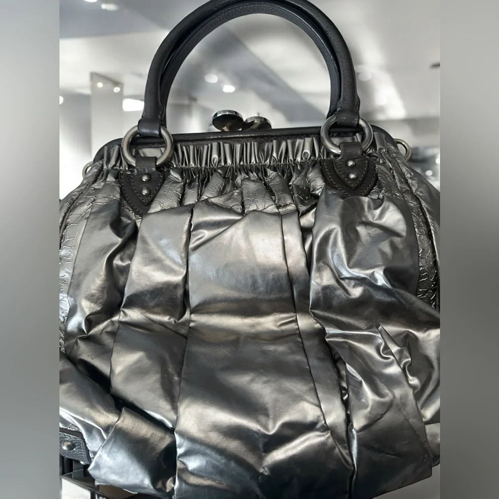 Marc Jacobs Parachute Stam METALLIC SILVER KISS-LOCK & Dust-bag Included
